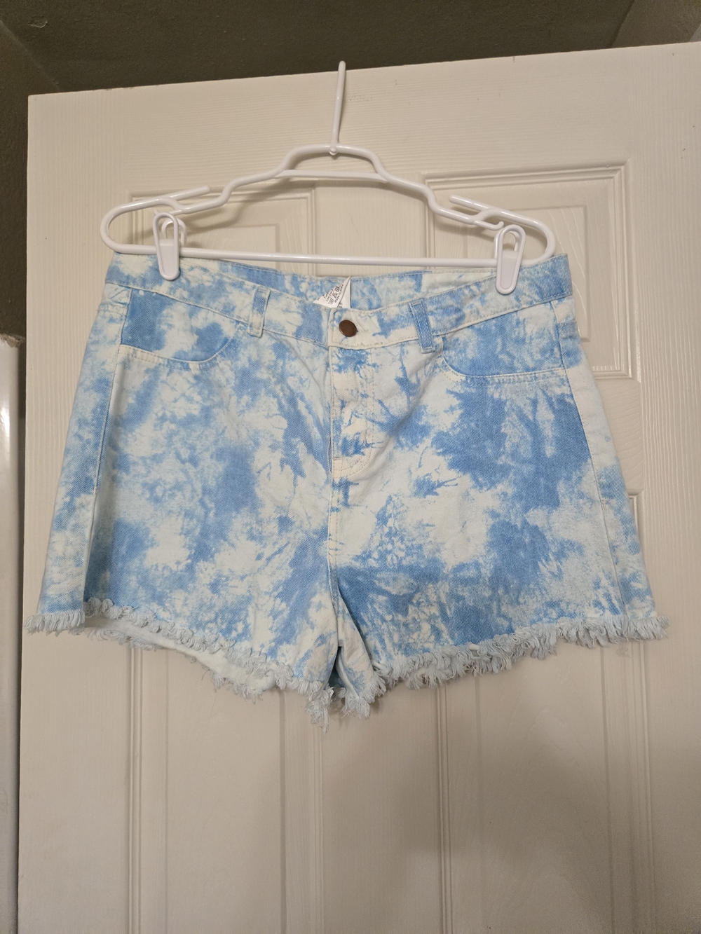 Tie-Dye Denim Frayed Hem Women's Shorts - Light Blue/Cream